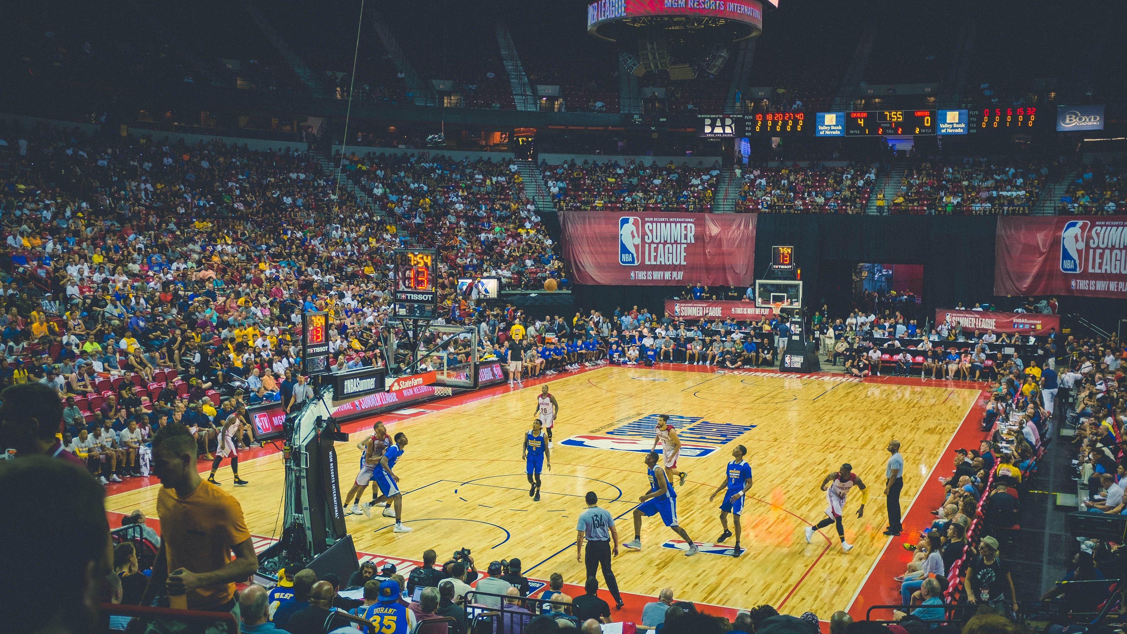 捍卫主场！湖人官推晒G2赛前入场照，詹姆斯、东契奇、里夫斯领衔焦点对决